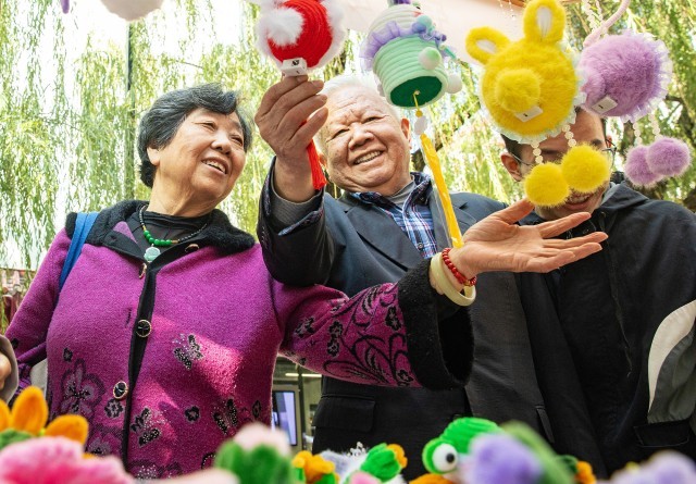 PG电子平台央广网评丨为“老有所乐”赋能让银发消费安心更舒心(图1)