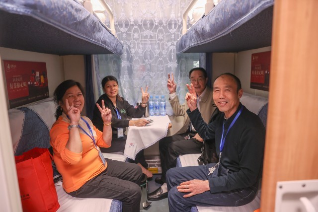 PG电子平台央广网评丨为“老有所乐”赋能让银发消费安心更舒心(图2)