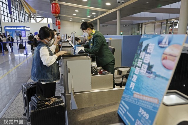 2月6日，游客在上海浦东国际机场办理登机手续。（图源：视觉中国）_副本.jpg