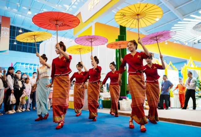 8月20日，演员在第七届中国—南亚博览会上表演傣族舞蹈。新华社记者 陈欣波 摄